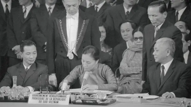 Bà Nguyễn Thị Bình ký văn bản Hiệp định Paris 1973 trong cương vị Bộ trưởng Ngoại giao CP CMLT Nam Việt Nam