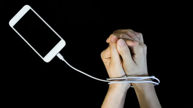 உங்களது ஃபேஸ்புக் கணக்கை தற்காலிகமாக/ நிரந்தரமாக நீக்குவது எப்படி?