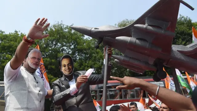 મોદી અને અંબાણીના માસ્કમાં બે લોકો