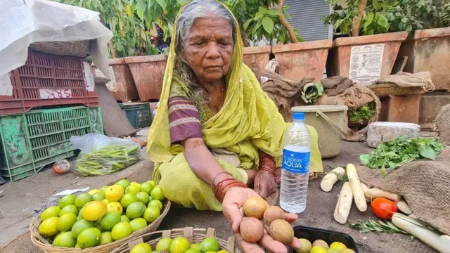 సులాచన యెవాలె దశాబ్దాలుగా కూరగాయలు అమ్ముతున్నారు