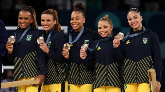 Equipe brasileira no pódio segura medalha de bronze