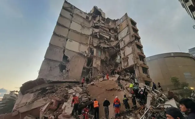 Madaktari na wakaazi katika eneo la shambulio la anga la Israeli katika kitongoji cha Khayat Hill huko Beirut