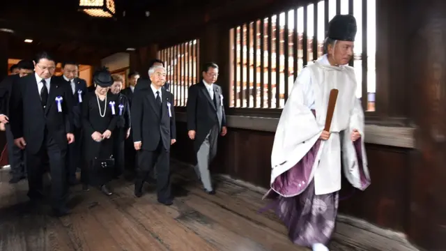 Một giáo sĩ Thần Đạo dẫn các nhà lập pháp Nhật bản thăm đền thờ Yasukuni hôm 15/8. Cũng trong ngày này, Thủ tướng Shinzo Abe gửi một khoản tiền đóng góp cho đền thờ chiến tranh từng gây tranh cãi này nhân dịp Nhật kỷ niệm 72 năm ngày thua trận trong Đại chiến Thế giới II.