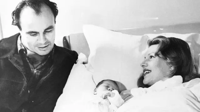 شہزادہ علی خان اپنی بیٹی یاسمین کی پیدائش کے بعد اپنی اہلیہ ریٹا ہیورتھ کے ہمراہ ہسپتال میں