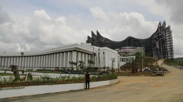 Pada 2019 lalu, sebelum pandemi, mantan Presiden Joko Widodo mengatakan, dana APBN yang digunakan untuk pemindahan IKN sebesar 19% dari APBN dengan sisanya dari swasta dan BUMN.