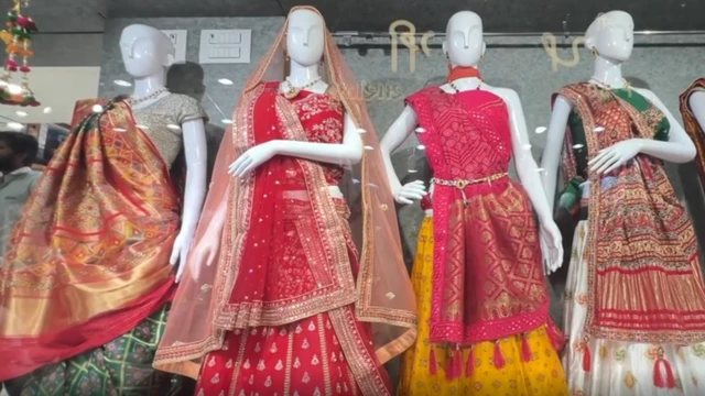 બીબીસી ગુજરાતી સુરત વીવર્સ પાવરલૂમ્સ ટેક્સ્ટાઈલ ઉદ્યોગ યાર્ન ક્રૂડ ઑઇલ કામદારો કારખાના