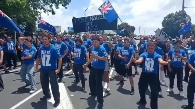 ਪ੍ਰਦਰਸ਼ਨਕਾਰੀ ਆਪਣੇ ਹੱਕਾਂ ਅਤੇ ਆਪਣੀ ਧਰਤੀ ਸਬੰਧੀ ਨਾਅਰੇਬਾਜ਼ੀ ਵੀ ਕਰ ਰਹੇ