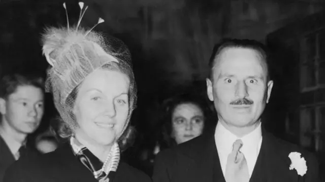 1947年，奥斯瓦尔德·莫斯利和第二任妻子戴安娜·密特福德（Diana Mitford）