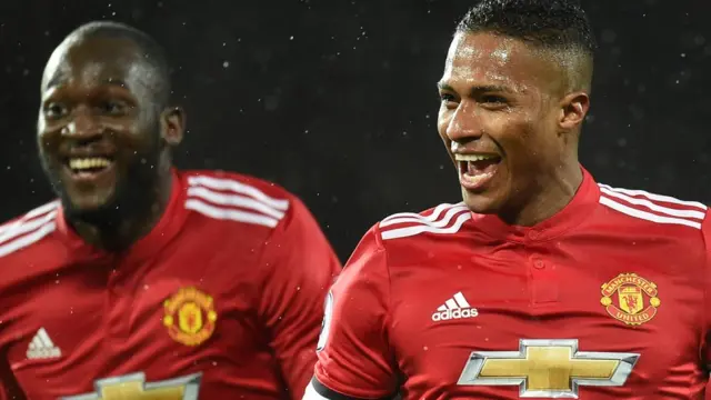 Antonio Valencia y Romelu Lukaku
