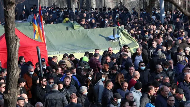 Bağramyan prospektinin Milli Məclis binası ilə üzbəüz olan hissəsində çadırlar