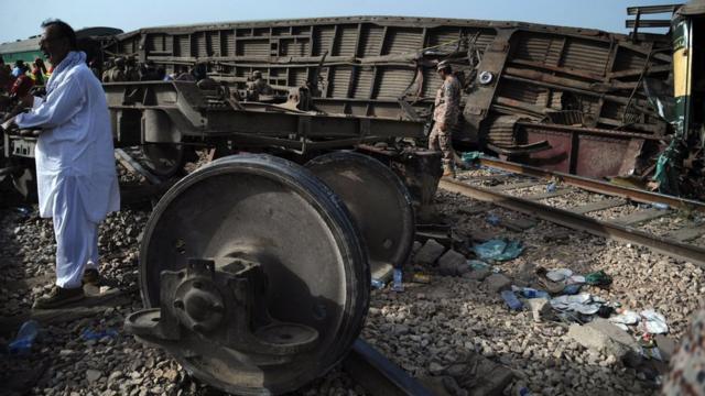 巴基斯坦信德省纳瓦布沙阿客运火车出轨事故现场安全部门官员视察火车残骸（6/8/2023）