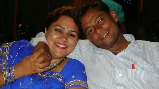 ઉમેશ તેમની પત્ની સાથે