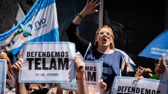 manifestantes a favor da Télam