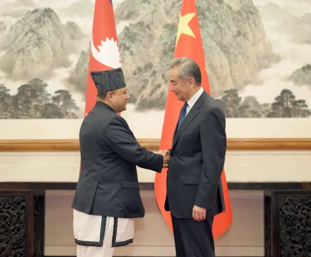 परराष्ट्रमन्त्री शिशिर खनाल चिनियाँ विदेशमन्त्री वाङ यीसँग बेइजिङमा हात मिलाउँदै।