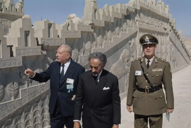 አጼ ኃይለ ስላሴ መቶ ሚሊዮኖች ዶላር ወጥቶበታል (ቢሊዮን ዶላር ፓርቲ) ተብሎ በሚጠራው የፋርስ ስርወ መንግሥት ክብረ በዓል- በኢራን