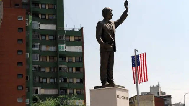 Пам"ятник Біллу Клінтону в Пріштіне