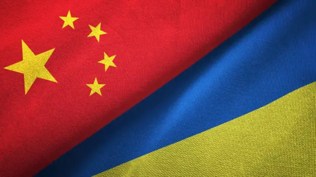 设计图片：绒布面料制作的中国（左）与乌克兰（右）国旗