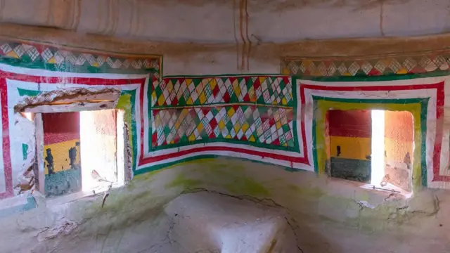 ترسم النساء تصميماتهن بألوان طبيعية مستمدة من المناظر الطبيعية