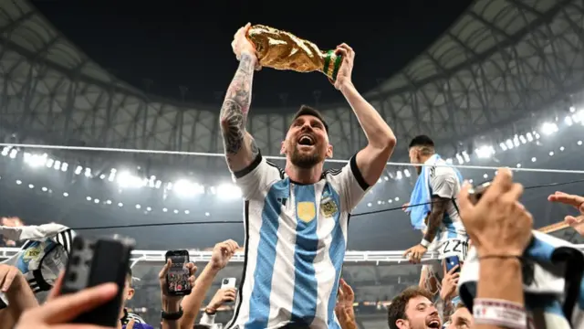 Messi celebra con la Copa del Mundo en el estadio Lusail de Qatar 2022.
