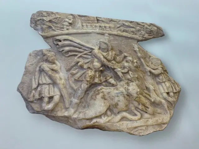 рељеф посвећен богу Митри са приказом убијања бика