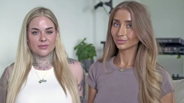 Retrato de Gia Clarke e Lily Phillips, criadoras de conteúdo do OnlyFans. Gia, à esquerda, veste uma regata branca e tem tatuagens no pescoço e nos ombros, emolduradas por longos cabelos loiros. Lily, à direita, usa uma camiseta escura e tem cabelos castanho-claros ondulados. Ambas olham para a câmera e sorriem discretamente
