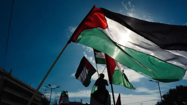 Bendera Palestina berkibar di tengah demonstrasi di Yunani.