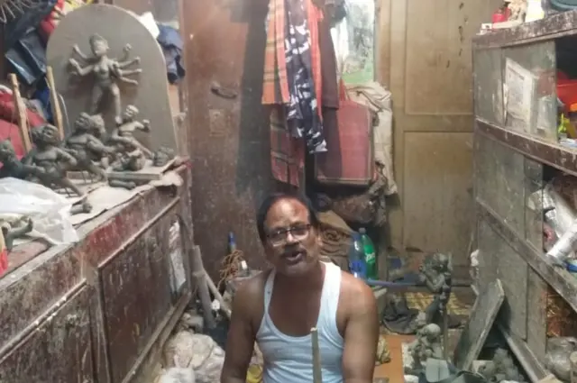  ভানু রুদ্র পাল জানিয়েছেন তাদের পরিবারের মেয়েরা যাতে বিয়ের পর প্রতিমা তৈরির কাজ বজায় রাখতে পারেন সে বিষয়ে লক্ষ্য রাখেন তারা। 