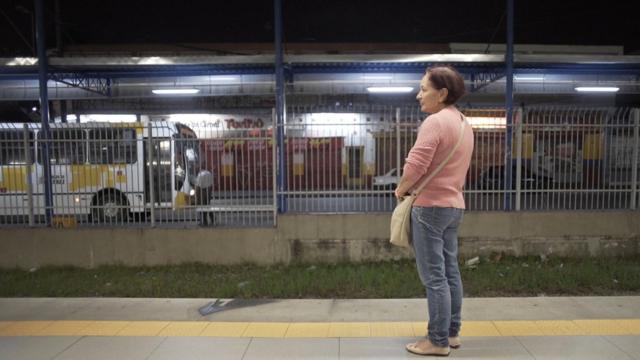 Empregada doméstica Marlene Fernandes de Lima aguardando trem na estação Ferraz de Vasconcelos