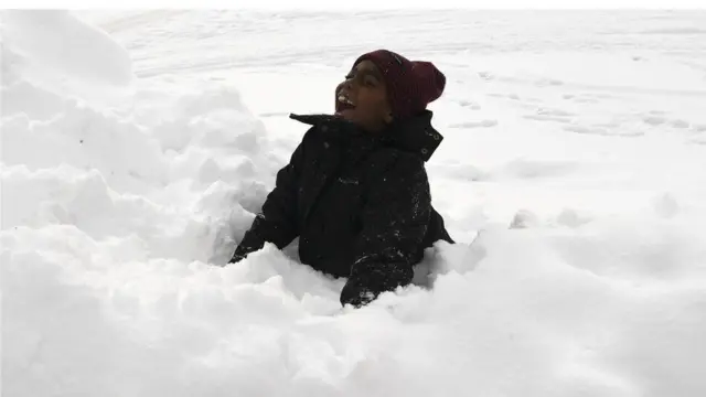 Niño jugando en la nieve.