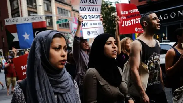 مواطنون أمريكيون في نيويورك يتظاهرون ضد قرار ترامب