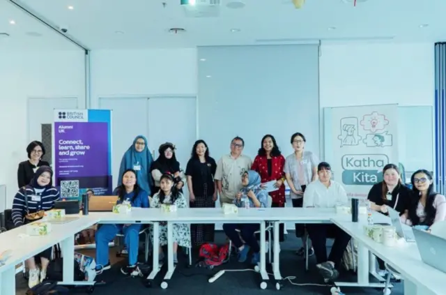 Pendiri Katha Kita, Denty Piawai Nastitie, bersama rekannya, Paulista Surjadi, dan para peserta workshop