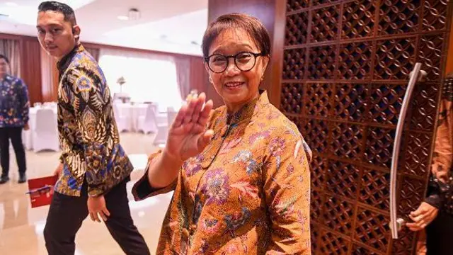 Menteri Luar Negeri Retno Marsudi melambaikan tangan usai memberikan paparannya pada acara diskusi pakar di kantor Kementerian Luar Negeri, Jakarta, Selasa (16/1/2024).