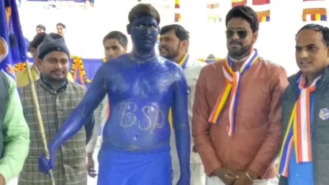 नीली स्याही में नौजवान