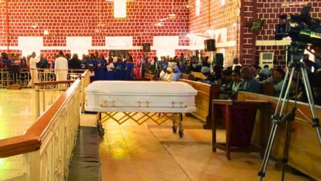 Di casket of Junior Pope enta church