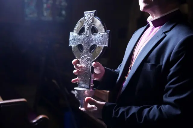 في أبريل/ نيسان الماضي، جرى تكريس "صليب ويلز" الذي سيتصدّر زياح التتويج في كاتدرائية وستمنستر