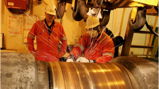 Dos hombres trabajan en un gasoducto en Noruega.