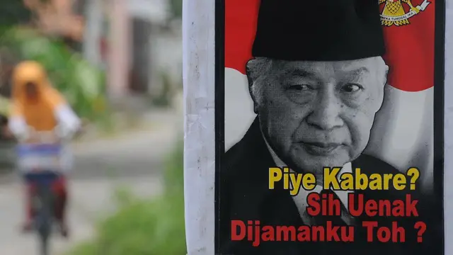Sebuah poster yang memuat potret Soeharto dengan slogan "Apa kabar? Masih lebih baik di zaman saya, bukan?
