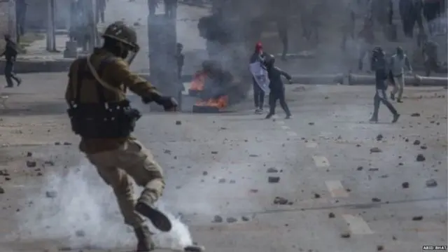 কাশ্মীরে নিরাপত্তা বাহিনী ও জনতার সংঘর্ষ