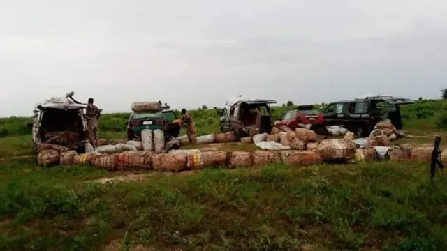 Apo ẹ́ja gbigbẹ́ ti awọ̀n ologun ri ninu ọkọ akero