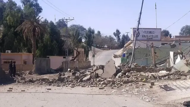 बलुचिस्तान प्रांत में चरमपंथी हमले के बाद का मंजर