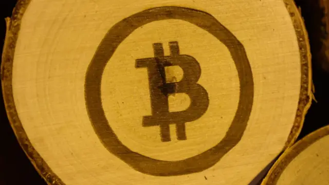 El logo de bitcoin en un adorno de Navidad polaco.