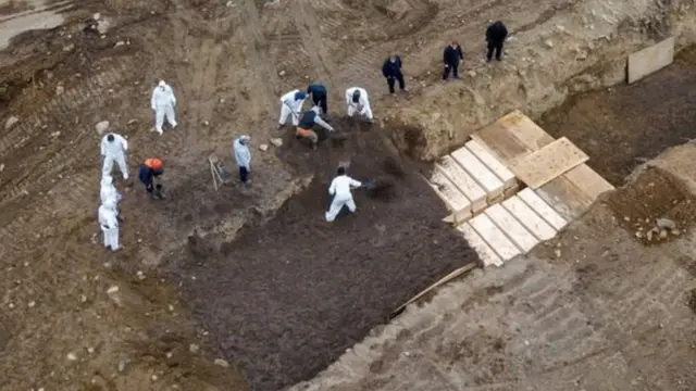 न्यूयार्क में लाशों की सामूहिक अंत्येष्टि