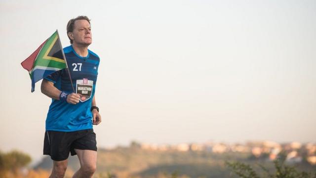 Eddie Izzard correndo uma das maratonas diárias a que se propôs aceitando um desafio para uma campanharoleta da sorte numeroscaridade