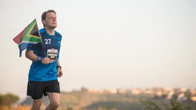 Eddie Izzard correndo uma das maratonas diárias a que se propôs aceitando um desafio para uma campanhasimulador de apostas esportivascaridade