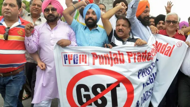 ஜி.எஸ்.டி வரி குறைப்பு: மத்திய அரசு பின் வாங்குகிறதா? தவறைத் திருத்துகிறதா?