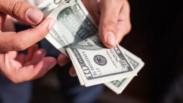 Manos con dólares