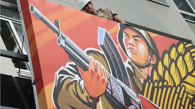 Une affiche publicitaire de "The Interview" après que Sony a annoncé qu'il annulait la sortie du film à Noël.