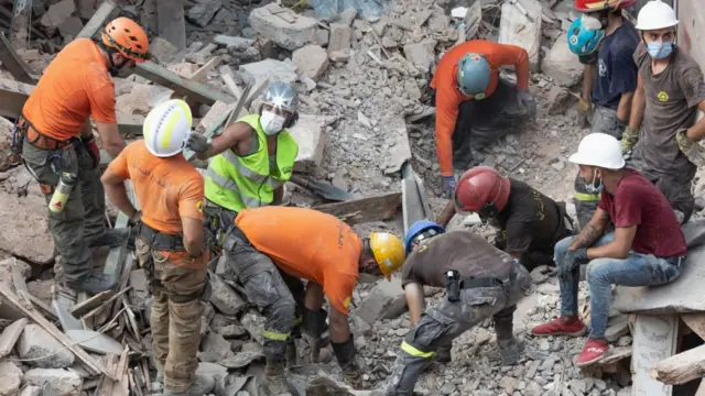 Beyrut'ta patlamadan sonra kurtarma çalışmaları sürüyor.