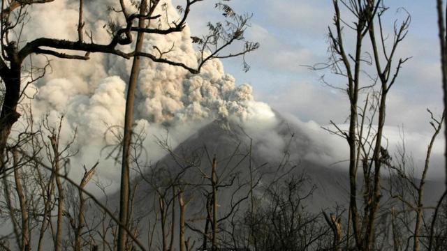 印度尼西亚默拉皮火山在2010年猛烈喷发