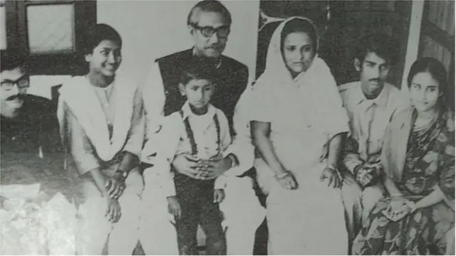 পরিবারের সব সদস্যদের সঙ্গে শেখ মুজিবুর রহমান